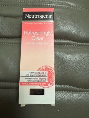 Neutrogena Refreshingly Clear Oil-Free Moisturiser Pink & White